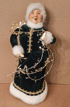 Byers Choice Carolers: Mrs Claus Decorating 1