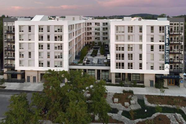 $1,312 / 486ft2 - Expansive Windows with City Views, Peloton Bikes, Community Kitchen (Kerns/Buckman)63999456031747120