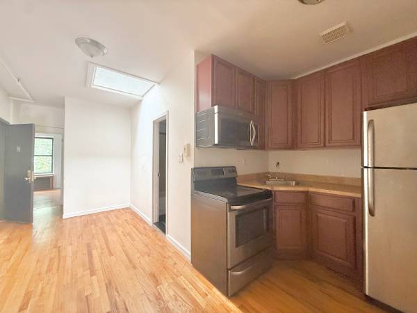 $3,700 / 4br - Spacious 4 Bed 1 Bath w/ Skylight (Crownheights)63854287788033121