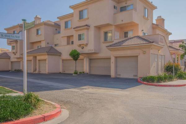 $2,949 / 2br - 1179ft2 - Tu nuevo hogar: cocina moderna, piscinas, spas y acceso controlado (17621 W. Pauline Ct., Canyon Country, CA)63701166971139122