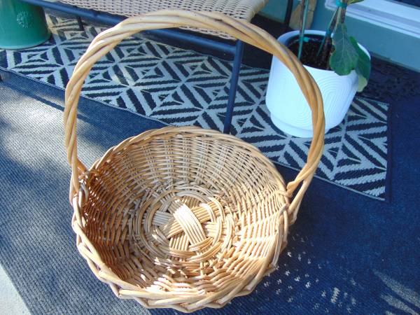 LARGE NEUTRAL BASKET w/HANDLE 1