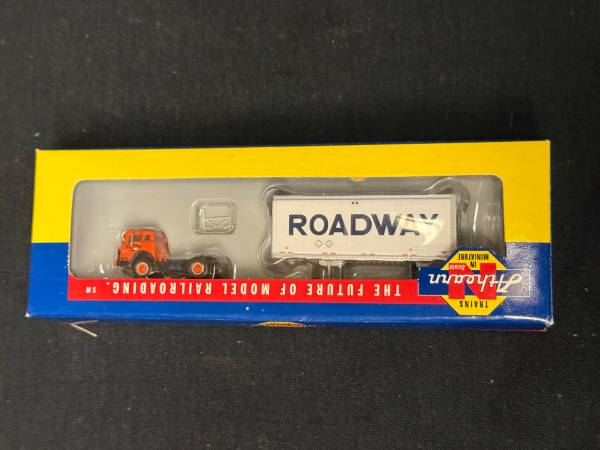 Athearn N Scale Ford C Tractor with Roadway Trailer - Orange/White 1
