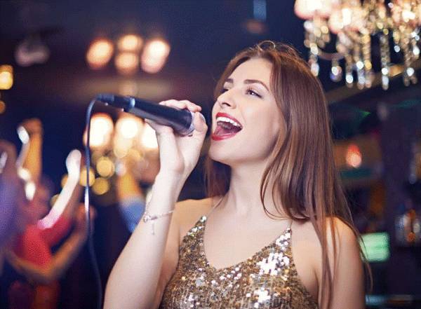 Cantante femenina dinámica buscada