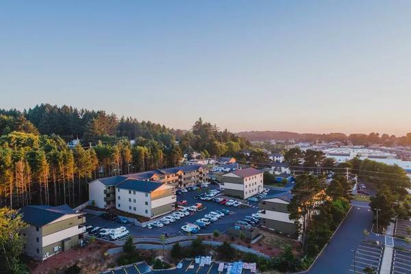 $1,500 / 2br - 900ft2 - Luxurious 2 bedroom, 2 bath! Great location!! (LINCOLN CITY)63620943378691121
