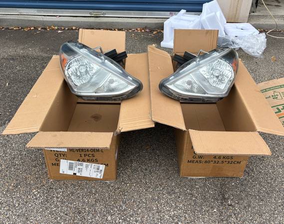 Nissan Versa Headlight Assemblies 1