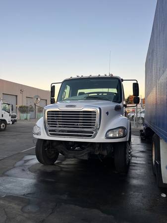 2013 Freightliner M2 106 Day cab 1