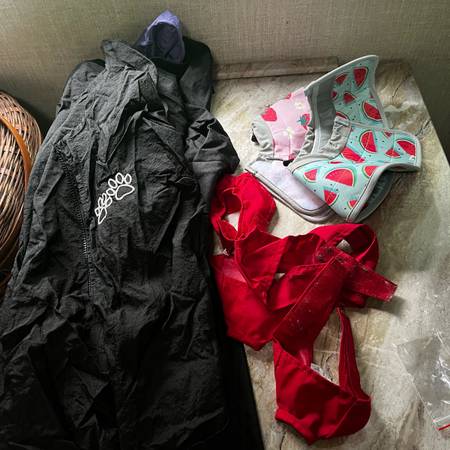 Variety cat/small dog muzzles and grooming capes - $35 (Seattle)63470800173697121