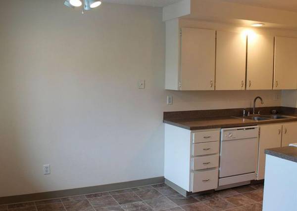 $1,295 / 1br - Community Events & Festivals - Centrally Located 1Bed in Metzger (Beaverton Tigard)64038885056643121