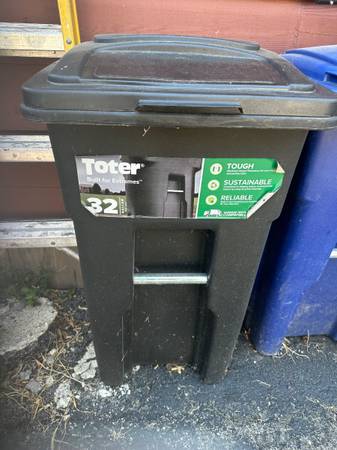Toter 32gal Garbage Container - Hardly Used 1