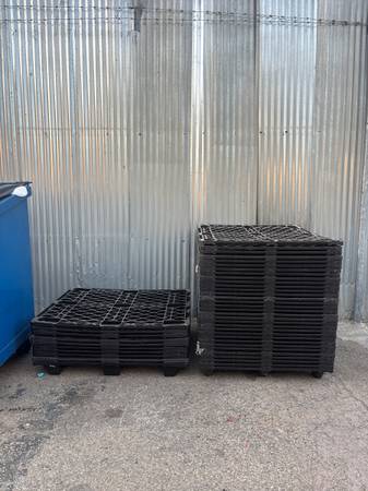 FREE PLASTIC PALLETS 1