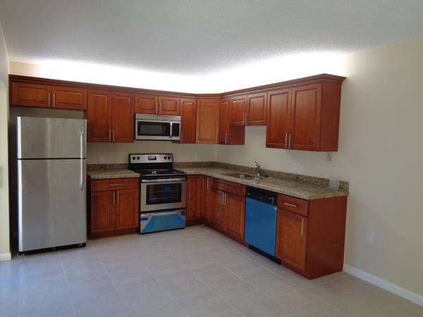 $2,350 / 2br - Cozy 2-Story 2 bed 2.5 bath Townhome ~ Private fenced courtyard (West Palm Beach - 33407*)64049454694787121