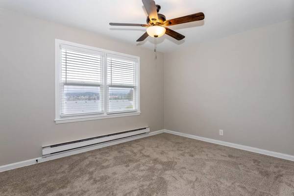 $1,850 / 2br - 1050ft2 - Propiedad Histórica Ahora en Alquiler en Bremerton - Increíble dúplex vintage de 2 habitaciones (Bremerton - Cerca de Puget Sound)63862287732099123