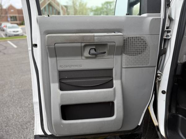2012 Ford E-350 ECONOLINE - Photo 15