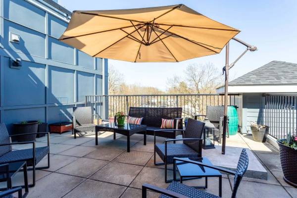 $1,630 / 2br - 1062ft2 - Plano de piso de concepto abierto, pisos de madera dura, aire acondicionado (110 E 1st St, Chaska, MN)63868697953539123
