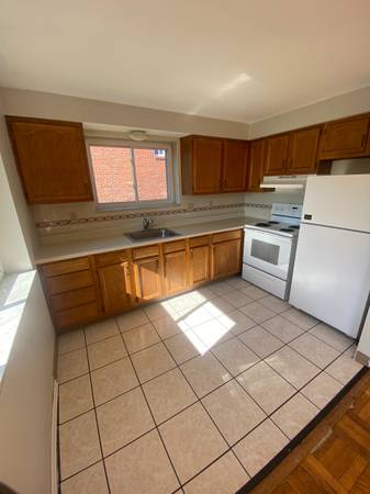 $1,165 / 2br - Location is EVERYTHING....CALL FOR A TOUR TODAY!!! (Moon Twp)64013531705473124