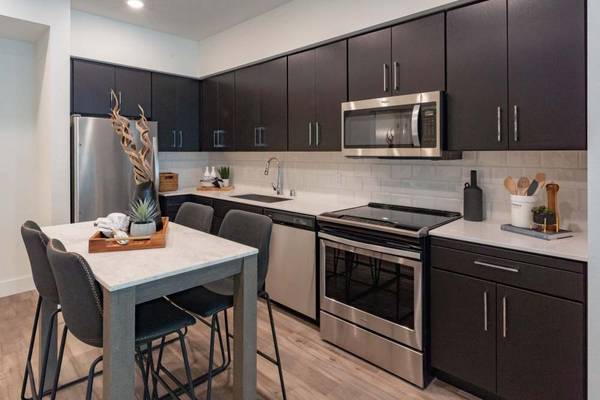 10 Weeks Free & a Bay Front View...Why Wait? 🔵 1