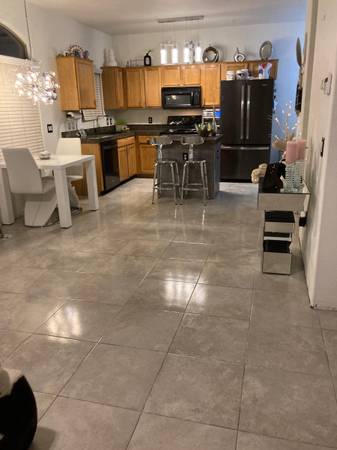 $900 / 2br - Room Available in North Phoenix (North Phoenix)64024988335747124