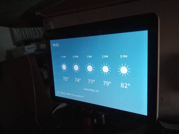 Echo show 10 with swivel wall mount aluminum 1