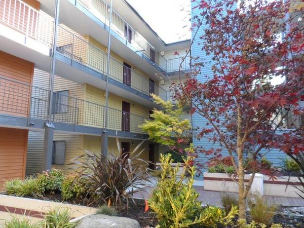 $1,925 / 2br - 816ft2 - Spacious Floor Plans, Courtyard Area, Washer/Dryer (13410 Greenwood Ave N, Seattle, WA)63688586611715121