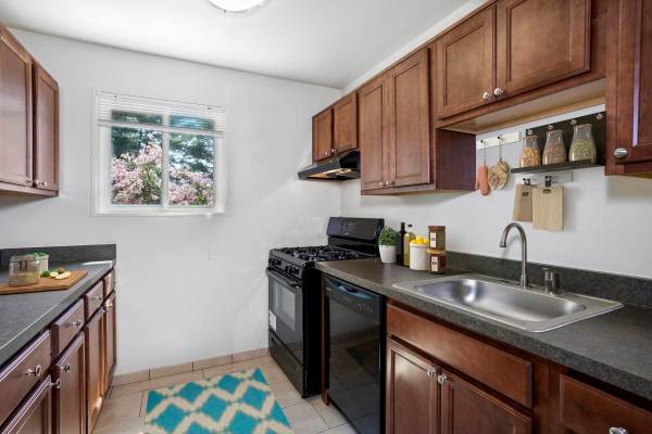 $2,110 / 3br - 1132ft2 - 3 BD, Pisos de baldosa, Alfombra (1507 Ray Road, Hyattsville, MD)63779442060673124