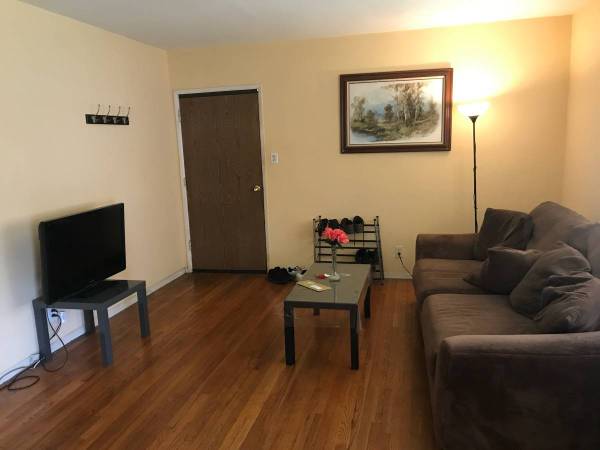 Large 2 Bedroom Apt w/ Backyard  in the Best Area 1