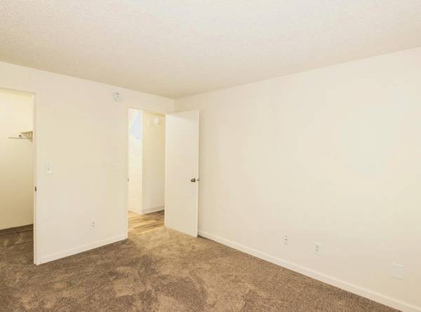 $1,345 / 1br - SPECIAL - $500 OFF - Small Tigard Area with Tons to Do! - Pet Friendly (Tigard)63956643626115124