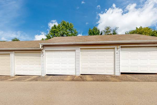 $1,615 / 2br - 1050ft2 - Dog Park, Free Wi-Fi in Common Areas (916 Beaver Grade Road, Pittsburgh, PA)64013370541570120