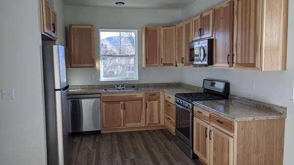 Coming available 3 Bed/2 Bath Duplex Unit-1300 SF 1