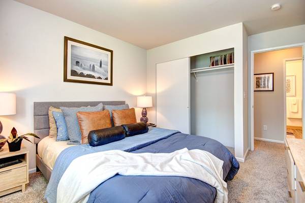 $1,989 / 2br - 915ft2 - 2 bedroom, Wood Burning Fireplace, Outdoor Pool & Spa (25102 62nd Avenue South, Kent, WA)63814736165889123