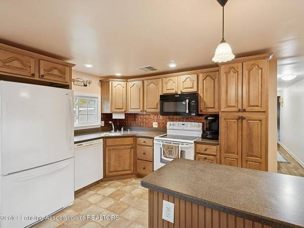 $1 / 4br - Spacious Ranch: Natural Light, Whirlpool Tub, Cozy Fireplace! (Lansing)64196985003522122