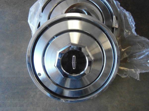 LINCOLN HUB CAPS 1
