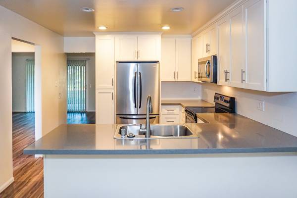 $3,695 / 3br - 1519ft2 - IMPRESIONANTE TOWNHOUSE DE 3 HABITACIONES/2.5 BAÑOS - BONITA VIEW TERRACE - ¡CHULA VISTA! (575 Otay Lakes Road #19)63663752987393122
