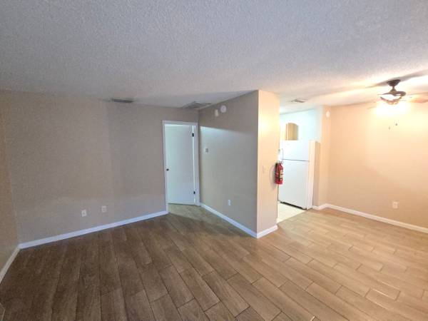 Auburndale 1 Bed 1 Bath Duplex Near Lake Ariana 1