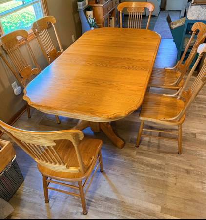 Solid Oak Dining Set W/Self Storing Leaves *PLEASE READ FULL DESCRIPTION BEFORE  1