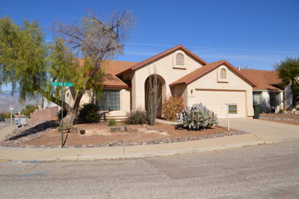$1,700 / 3br - 1210ft2 - This adorable 3br/2ba home has loads to offer! (10133 E Essex Village Drive)63674996739841120