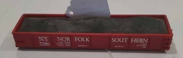 HO SCALE NORFOLK SOUTHERN GONDOLA 7700 needs 2 truck sets 1