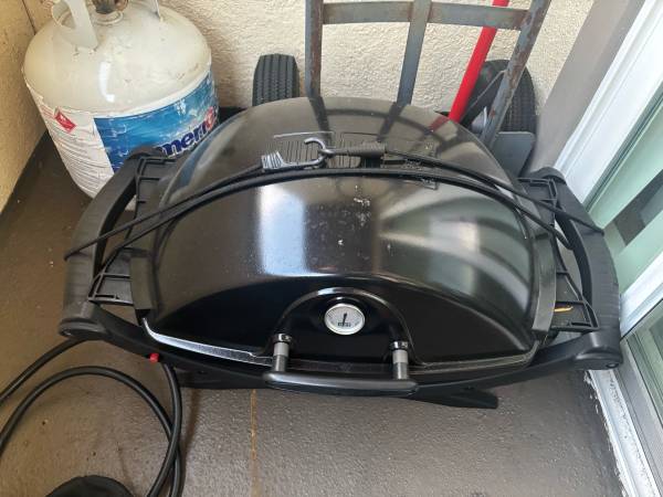 Weber Q gas grill with extras 1