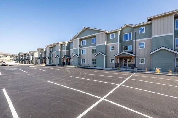 $1,910 / 2br - 912ft2 - Nearby Shopping, Private Patios, Full Size Washer/Dryer, Microwave (Wenatchee)63785452889089121