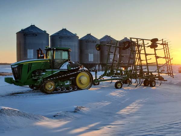 John Deere 9560rt tractor, 2400 chisel plow, spring tillage equipment 1