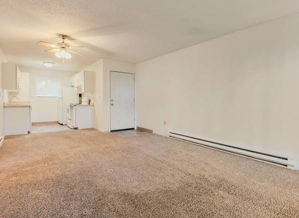 $1,450 / 2br - Charming 2B Apartment w Ceiling Fans, Onsite Laundry Centers - Tigard (Portland)63999315417730121