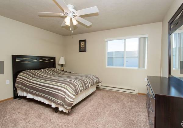 $1,035 / 1br - 843ft2 - Pet Friendly with Pet Deposit, Free Wi-Fi, 1BD 1BA (2820 5th Street Northwest, Minot, ND)63678149655681122