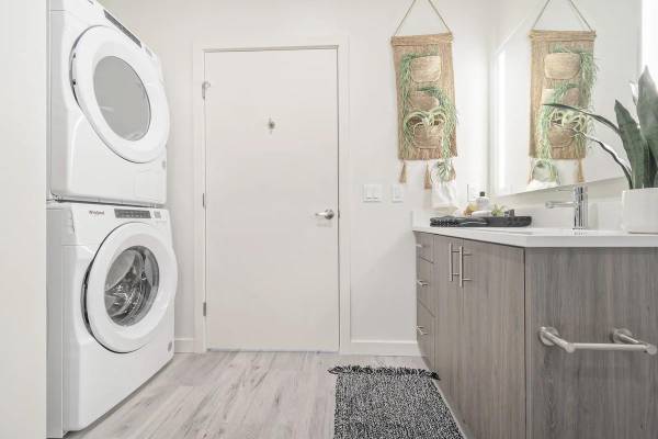 $2,470 / 2br - 1064ft2 - Custom-tiled kitchen backsplash, 9-foot ceilings (University Place)63850756695939124