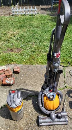 Dyson Ball Animal + Upright Vacuum + Bagless - DC25 1