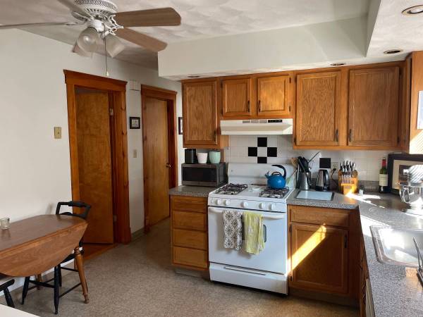 $1,100 / 3br - Huge Room in sunny 3rd-floor apartment in Winter Hill (Somerville)63871206219905122