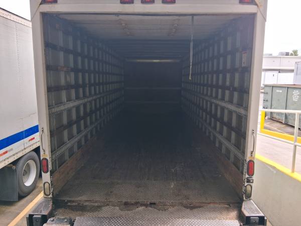 2008 Hino 268A - Photo 11