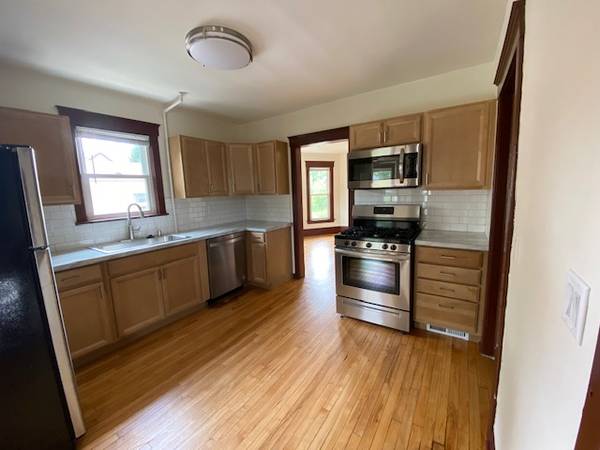 Charismatic Two-Bedroom in Alluring Neighborhood! AVAIL 5/15(329 #2) 1