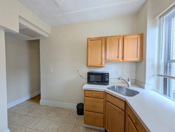 $2,650 / 1br - Sunny Top Floor 1 Bed ** Convenient to Harvard & Central ** Dishwasher (Cambridge \ Central Sq. \ Mid Cambridge)63797254237827121