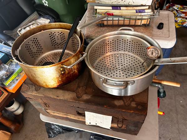 Fry pots w/thermometer 1