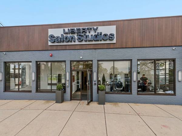 SALON STUDIO w / All Utilities Included!! 1