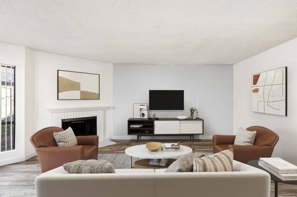 $3,675 / 3br - LARGE TOWNHOME WITH FIREPLACE, PATIO, A/C AND WASHER AND DRYER!! (La Mesa)63819180830979122